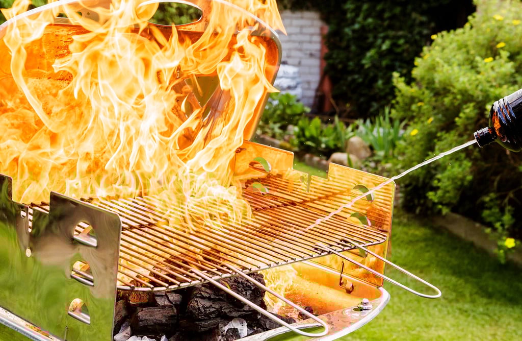 Ein Grill steht in Flammen (Symbolbild)