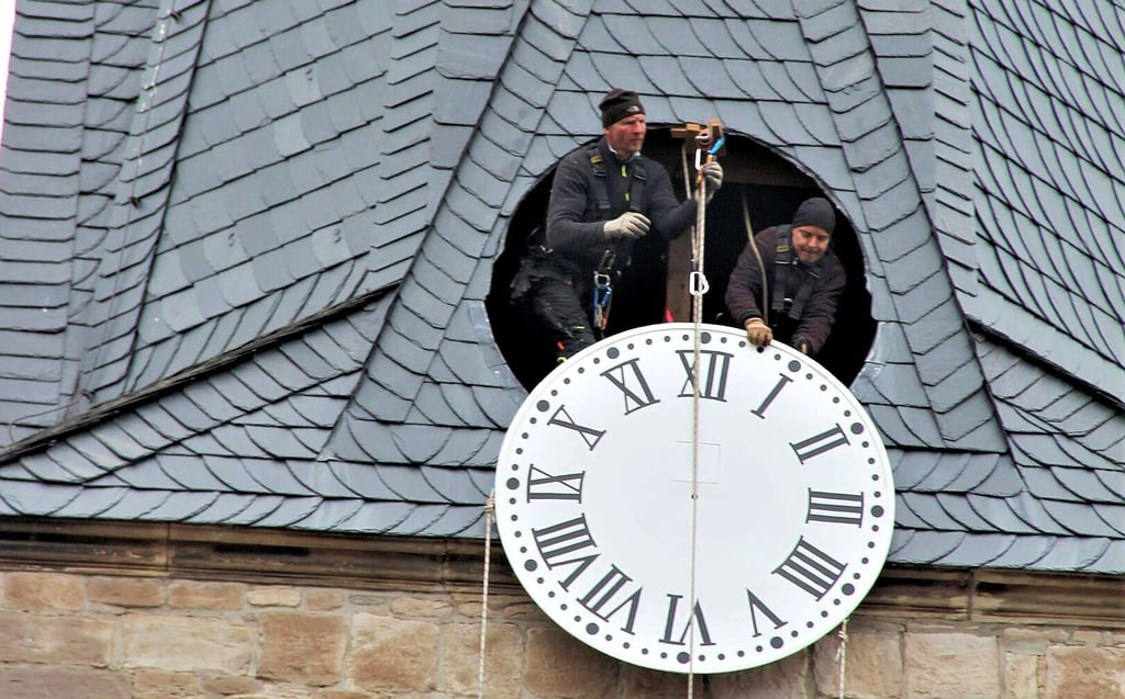 Anfang März haben zwei Fassadenkletterer die überabeiteten Zifferblätter der Kirchturmuhr in Peißen wieder eingesetzt.