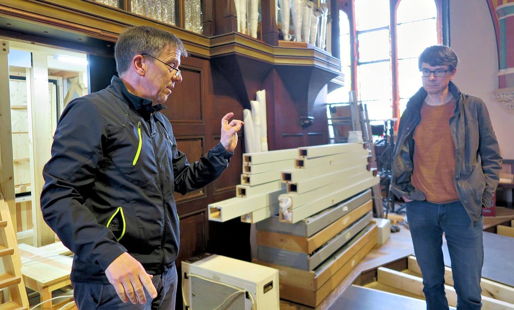 Pauluskantor Andreas Mücksch links) erklärt Pfarrer Christoph Eichert den Bau der neuen Orgel.