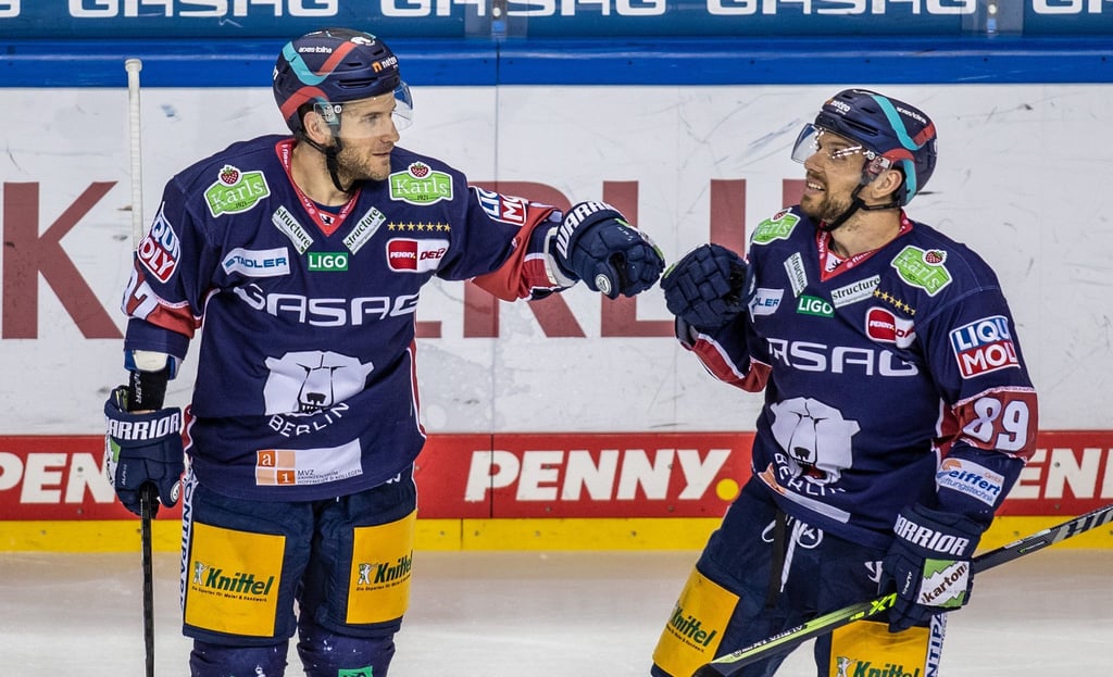Matt White (l) klatscht nach seinem Treffer zum 3:2 gegen Ingolstadt mit Teamkollege Zach Boychuk von den Eisbären ab.