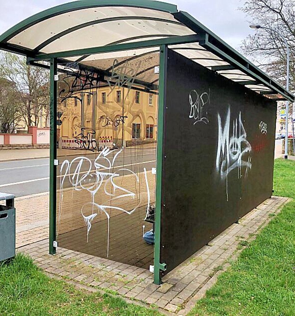 Fast alle Wartehäuschen sind beschmiert.