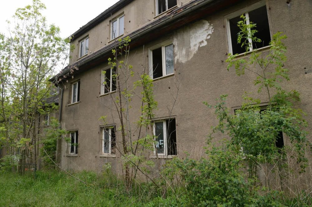 Die Ruinen haben alle offene Fenster, eingeschlagene Scheiben.