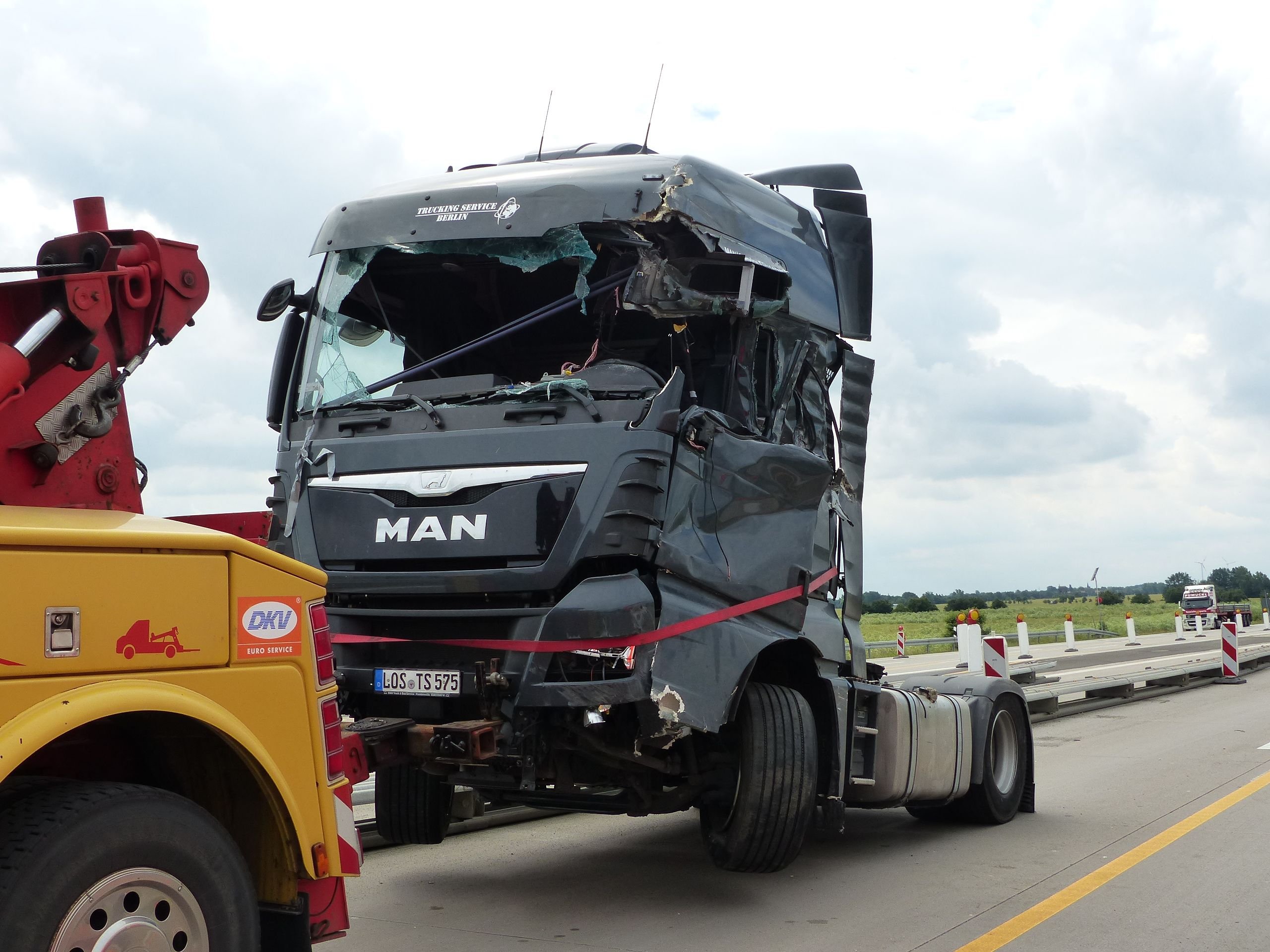Ein Abschleppwagen hat den verunglückten Lkw auf der A9 am Haken.