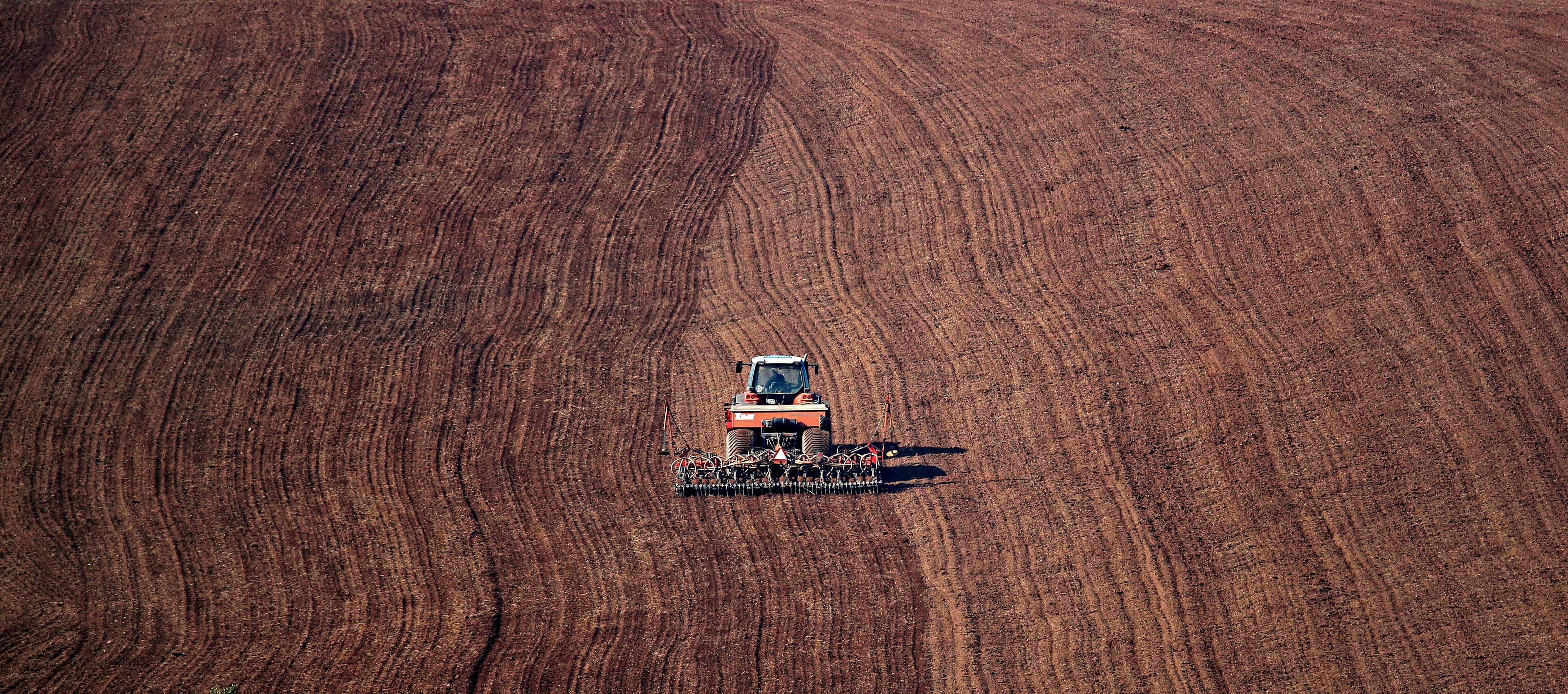 Ein Landwirt bearbeitet sein Feld.