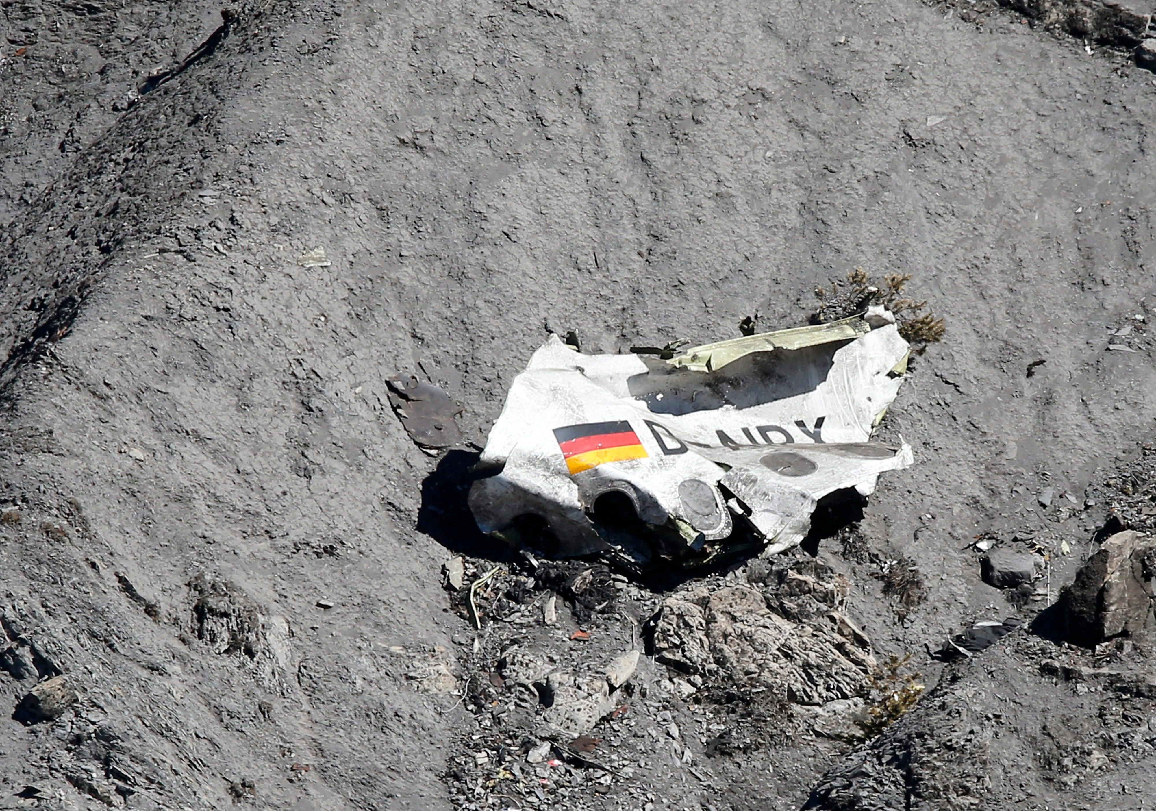 Ein Wrackteil des abgestürzten Airbus A320 der Fluggesellschaft Germanwings. Am 24. März 2015 flog der Co-Pilot die Maschine mit 150 Passagieren absichtlich gegen die Felswand der französischen Alpen.