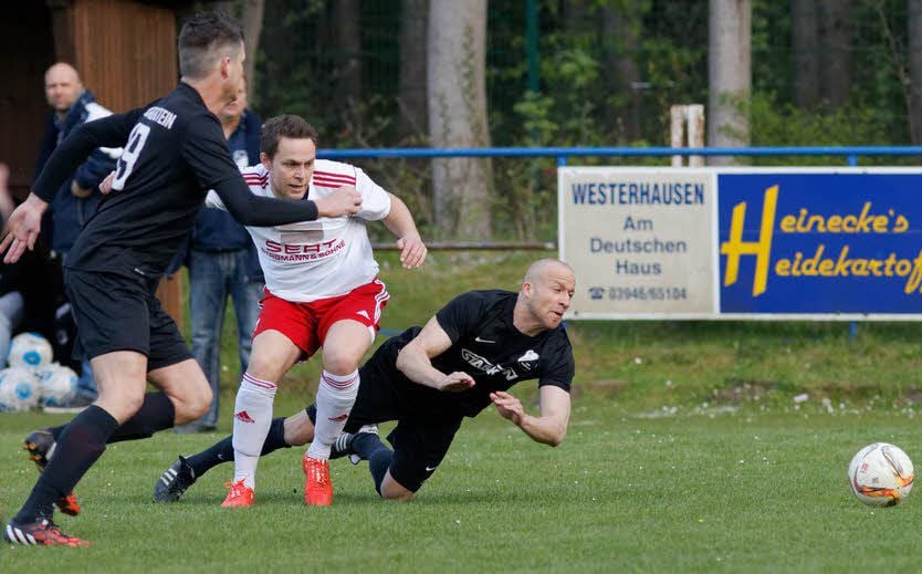 Ronny Borchardt (Mitte) versucht an den Langensteinern Max Staat (rechts) und Benjamin Rode vorbeizukommen.