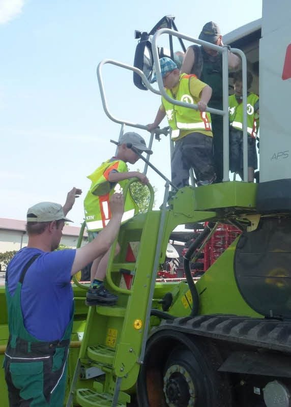 Vielleicht sind künftige Mähdrescherfahrer unter den Kindern, die in Gröbitz schon mal auf die Maschinen steigen durften.