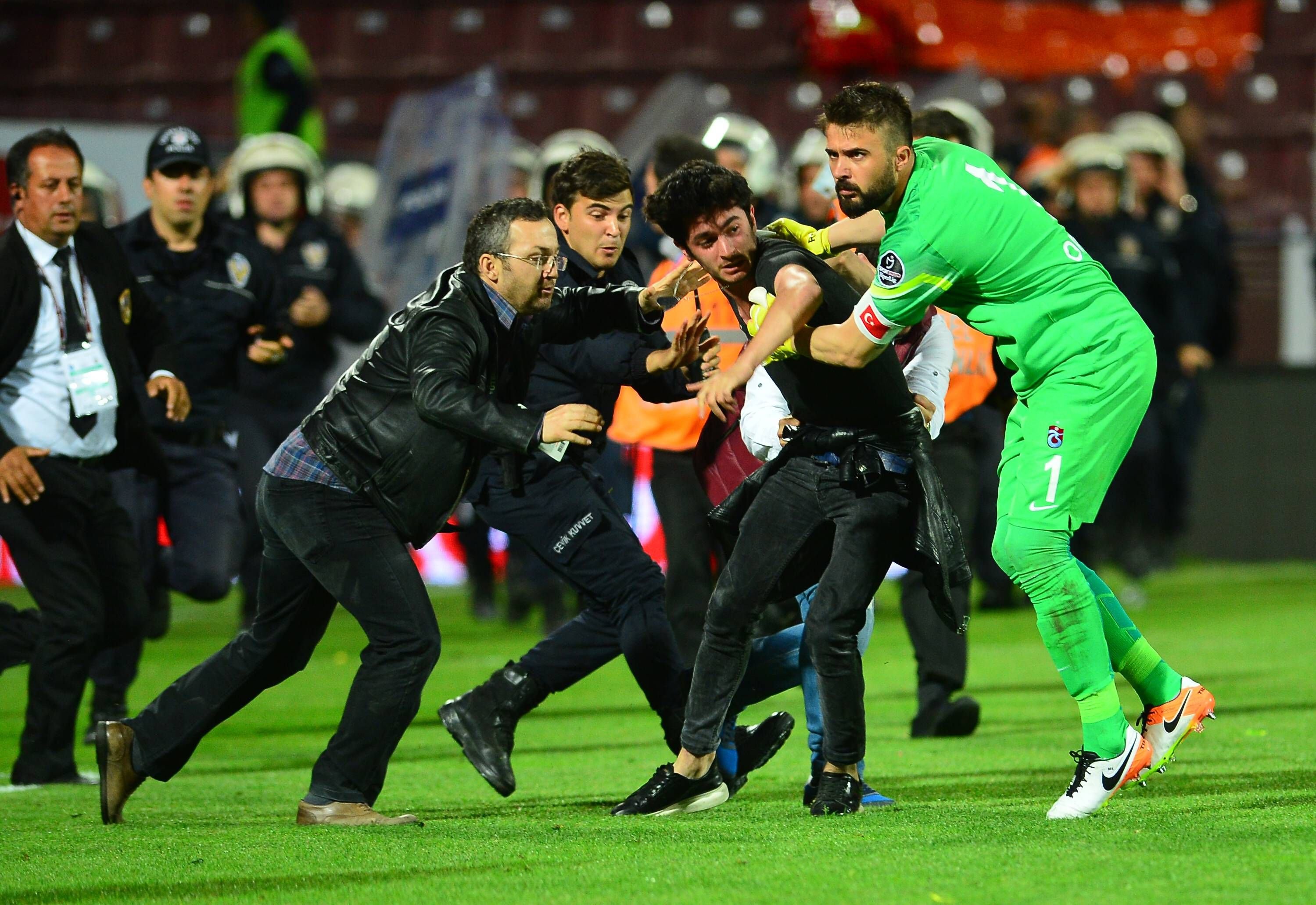 Beim Spiel zwischen Trabzonspor und Fenerbahce wurde der Torraumrichter attackiert.