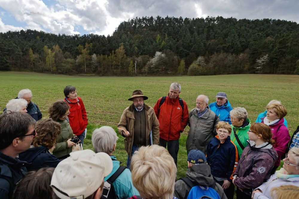 Geologe Torsten Steiger stellt am Start das Programm für die MZ-Wanderung vor.