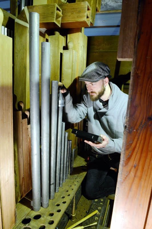 Josepf Poldrack restauriert die Orgel.