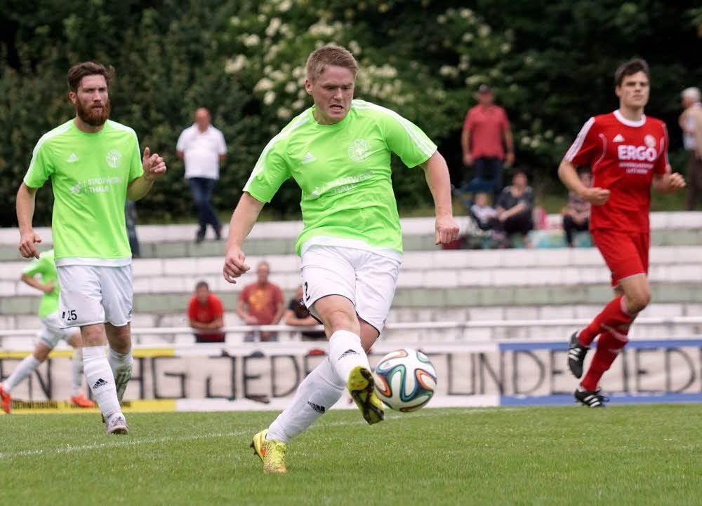 Die Fußballer von Stahl Thale, hier Andy Lippert (vorn) im letzten Spiel der abgelaufenen Landesliga-Saison, tanken in der Sommerpause wieder Kräfte, bevor sie am 11. Juli wieder in das Training einsteigen. Als Knaller in der Vorbereitung kommt es zum Derby mit den Quedlinburger SV.