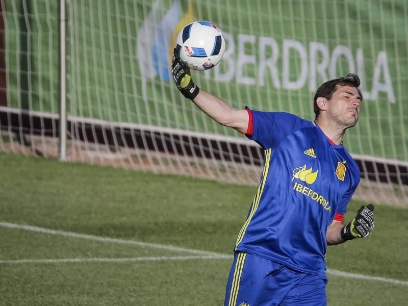 Iker Casillas (r) droht im spanischen Team die Ersatzbank. Foto: Emilio Naranjo