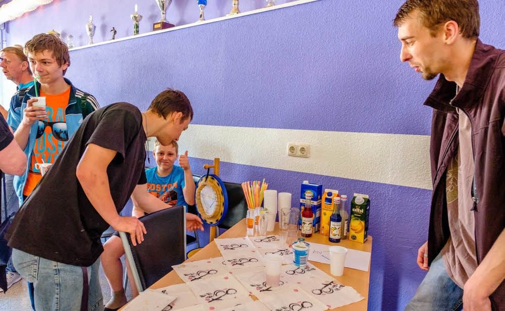 Zur Eröffnung wurde im neuen Jugendklub gefeiert. Alex wählt per Glücksrad das Getränk aus.