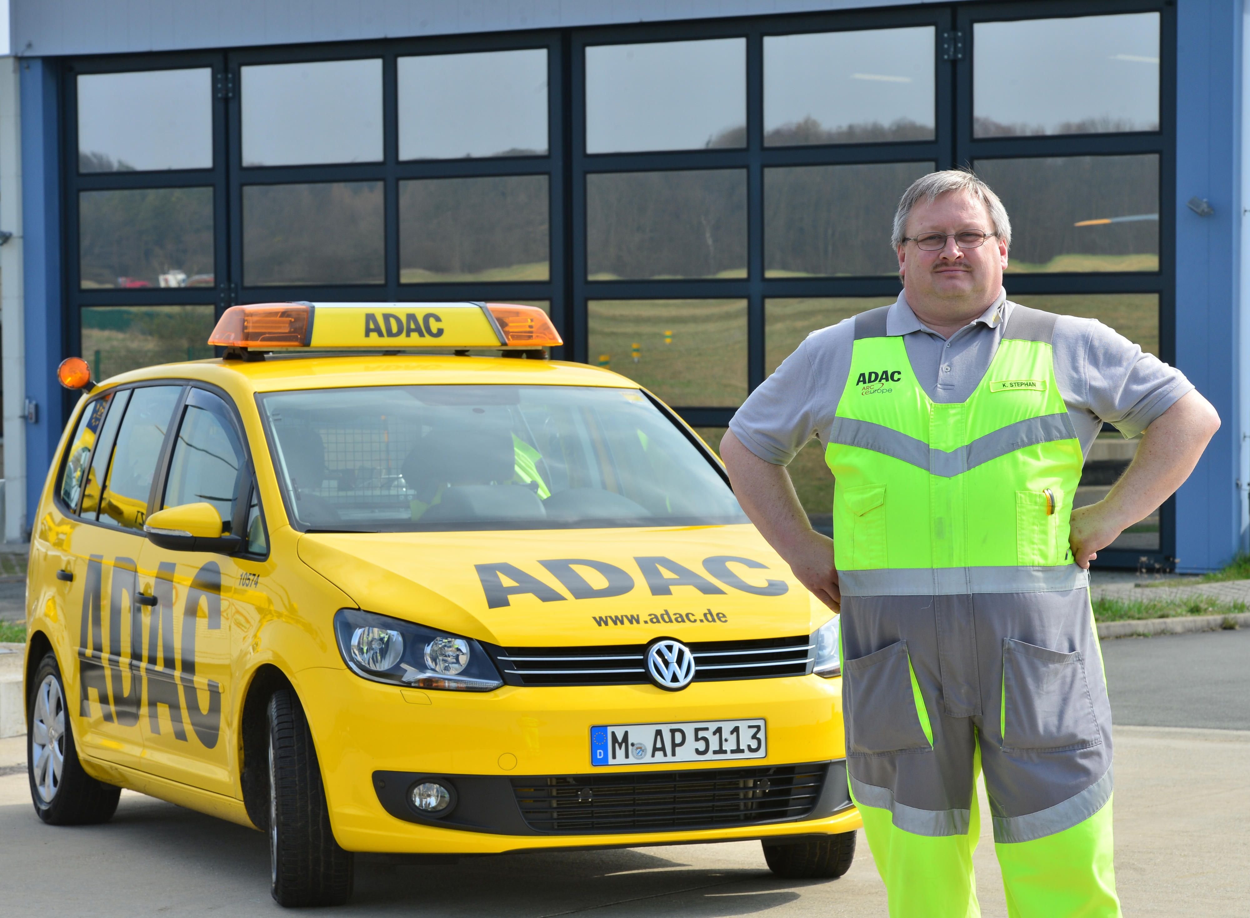 Der ADAC Pannenhelfer Karsten Stephan steht auf dem Flugplatz Schöngleina bei Jena (Thüringen) vor einem ADAC Pannenhilfsfahrzeug. (Symbolbild)