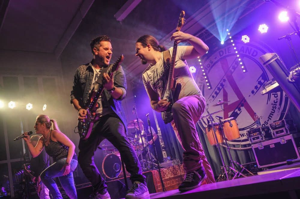 Die Partyband „Atemlos“ - hier bei einem Auftritt in der Köthener Mensa - spielt am Samstagabend zum Parkfest in Gröbzig.