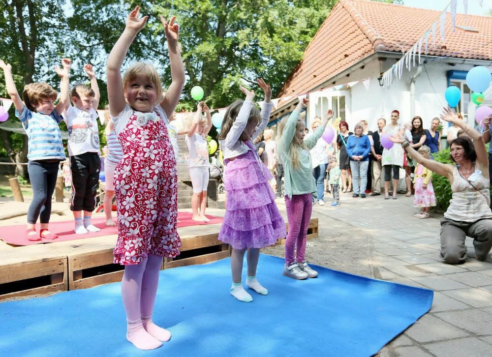 Die Mädchen und Jungen führen ein kleines Programm auf.