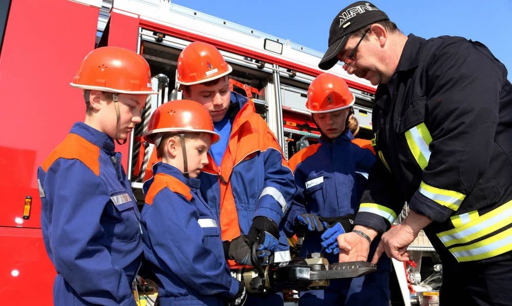 Könnerns Jugendwehrleiter Mario Staude (von rechts) zeigt Jessica, Martin, Stephan und Philipp das Hydraulische Rettungsgerät.