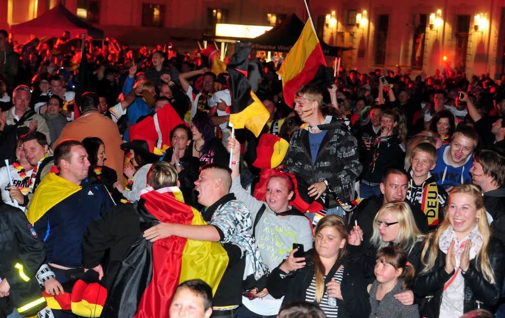 Freudentaumel vor zwei Jahren auf dem Schlosshof Weißenfels beim Public Viewing, als das 1:0 der Deutschen gegen Argentinien im Finale bejubelt wurde. In diesem Sommer wird es für die Weißenfelser neue Gelegenheiten geben, gemeinsam Fußball zu gucken.