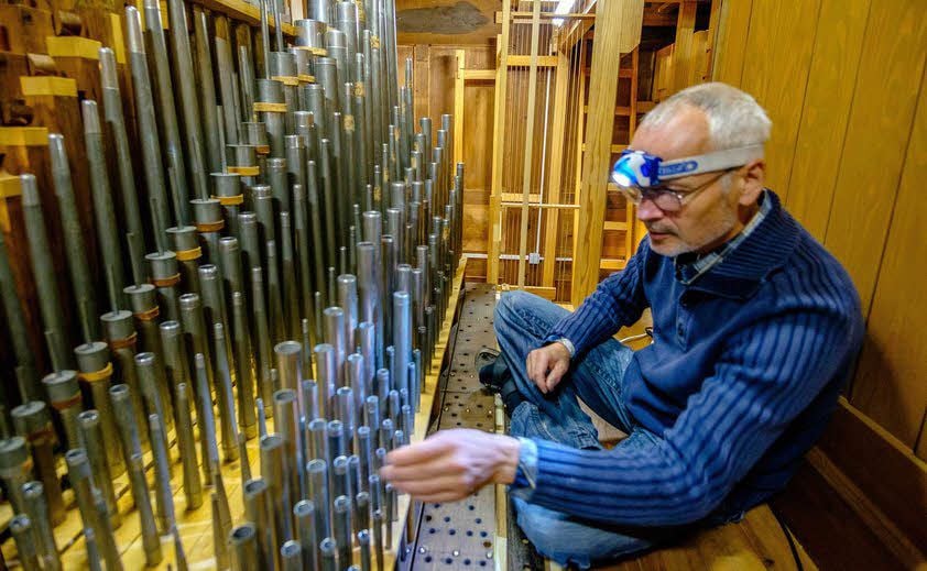 Gregor Hieke, Chefintonateur der Orgelbau-Firma Eule in Bautzen, an der Ladegast-Orgel in Wittenbergs Schlosskirche