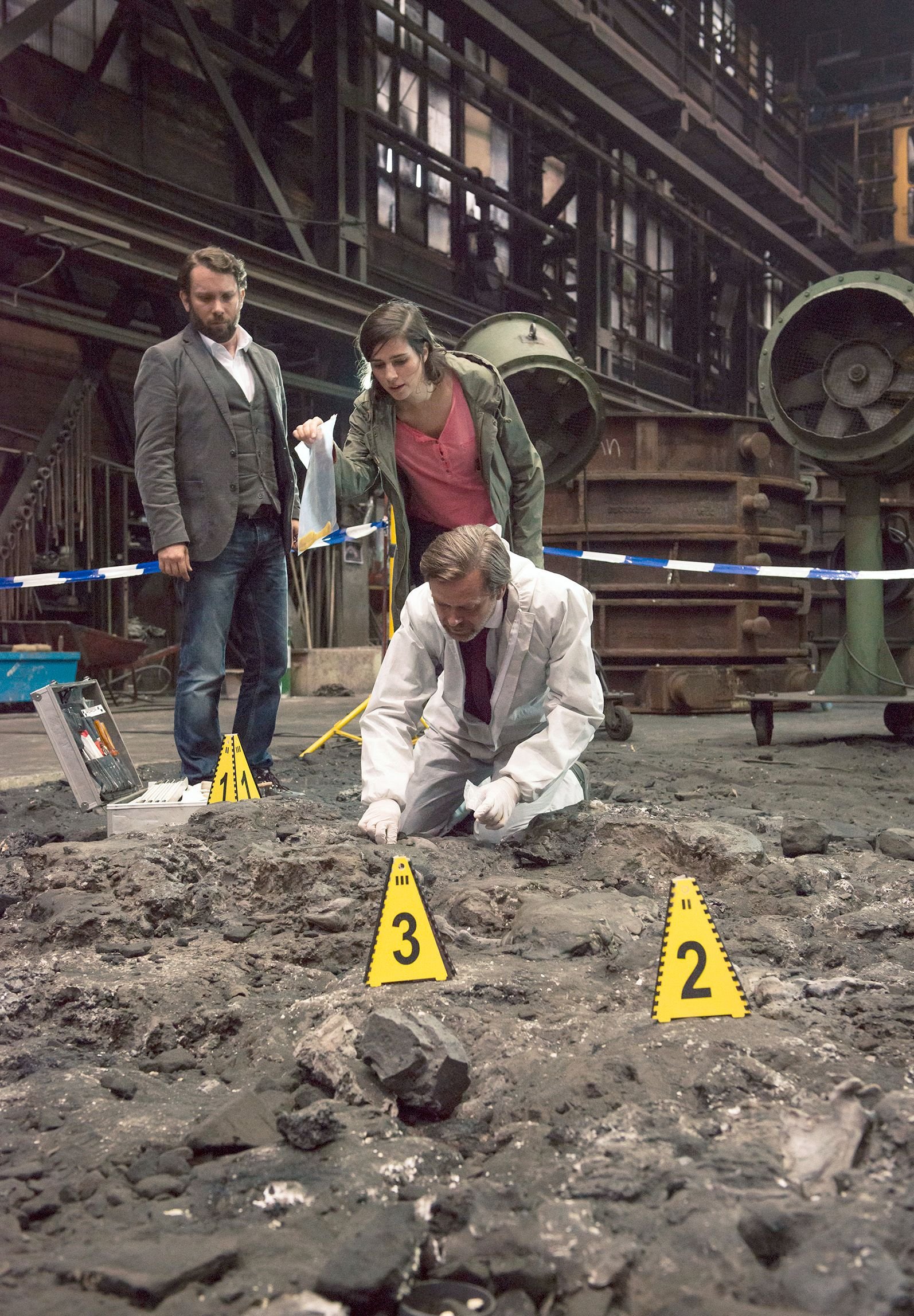 Die Kriminalhauptkommissare Lessing (Christian Ulmen) und Kira Dorn (Nora Tschirner) am Fundort der Leiche