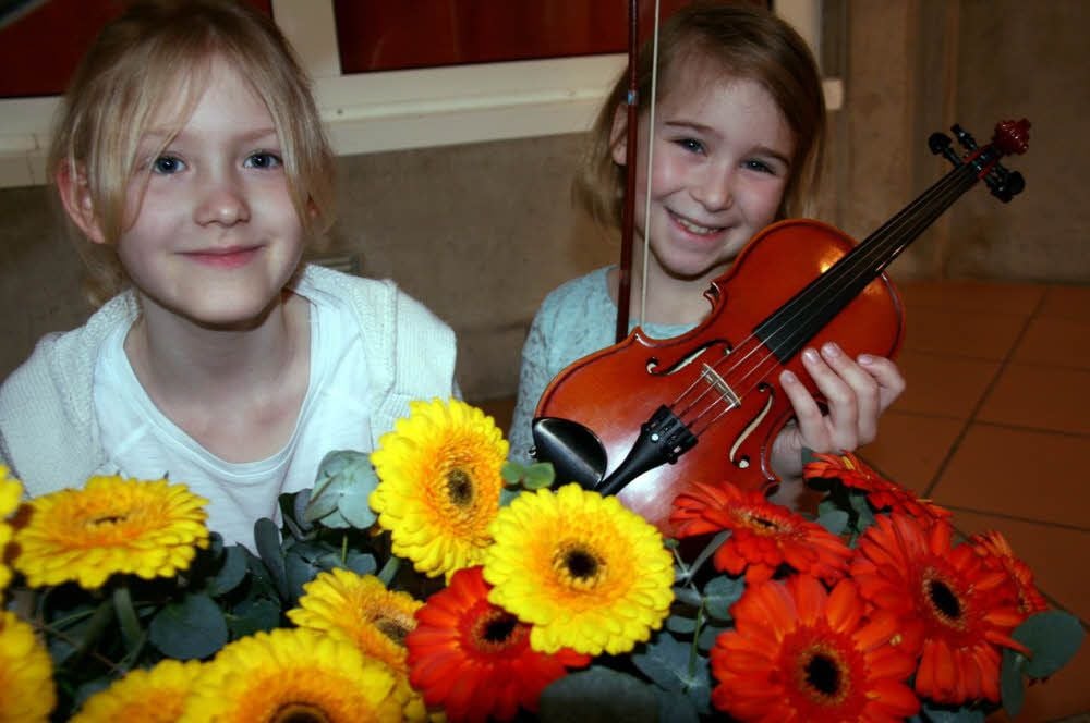 Die jüngsten Violinistinnen Isabel aus Mügeln und Antonia aus Jessen freuen sich wie alle anderen Akteure über sonnige Blumenpräsente.
