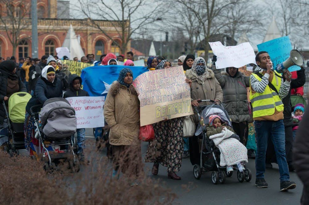 Am Halberstädter Bahnhof war Start für die Demonstration der fast 150 Asylbewerber.