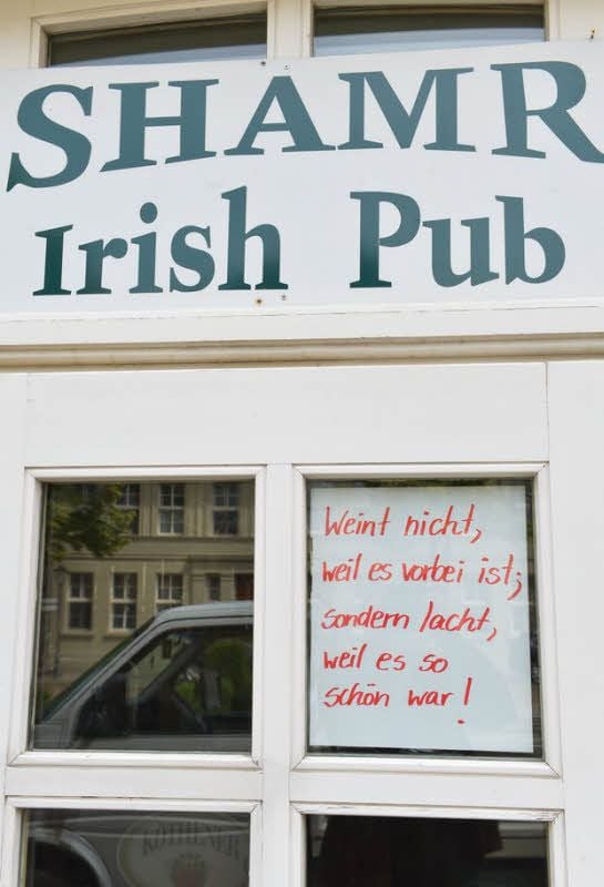 Spruch am Fenster des Pubs