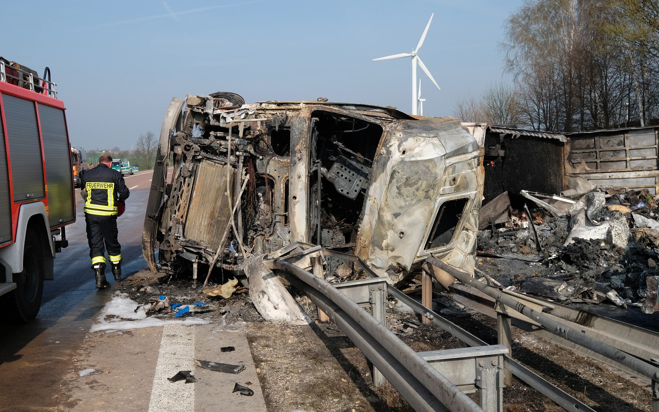 Ein ausgebrannter Lastwagen liegt in der Nähe von Draschwitz bei Grimma (Sachsen) auf der A 14.