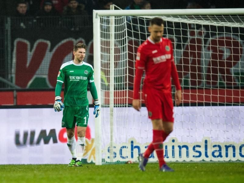 Für Hannover war es die fünfte Pleite unter dem neuen Trainer Thomas Schaaf. Foto: Julian Stratenschulte