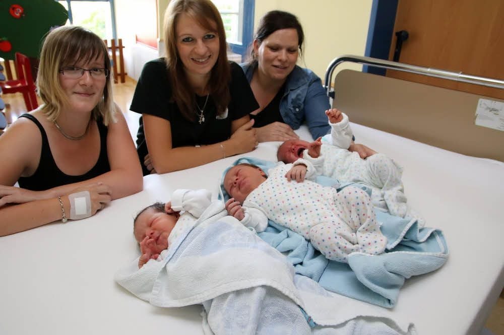 Tina Güttler mit Johanna, Nicole Bussian mit ihrem Sonntagskind Laura Lisa und Franziska Bohne mit ihrer dritten Tochter Frida Lina (v. li.).