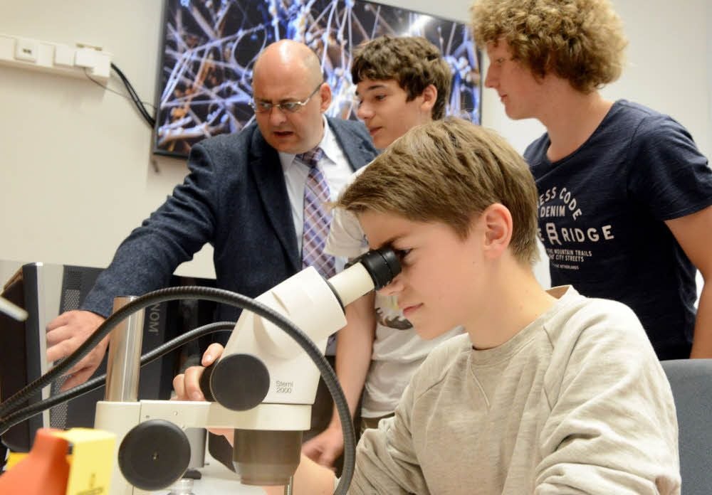 Gymnasiast Jakob Schäfer vor einem der Hightech-Geräte