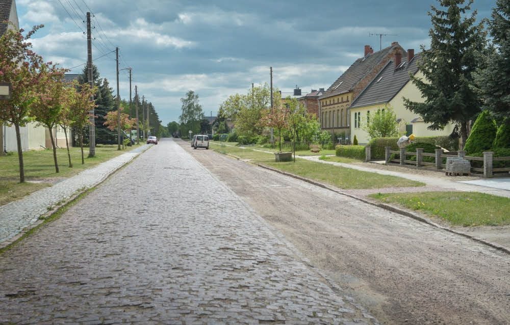 Die Pflasterstraße soll durch eine Asphaltstraße ersetzt und zum Sommerweg hin verschwenkt werden.