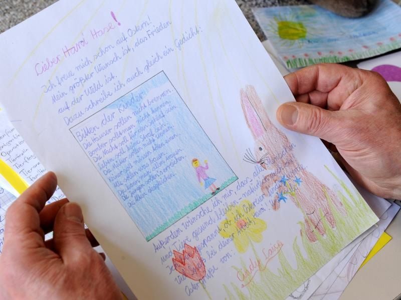 In diesem bunten Brief an der Osterhasen handelt es sich auch um einen Appell an die Erwachsenen für den Weltfrieden. Zahlreiche Briefe erreichen jeden Tag das Osterhasenbüro von Hanni Hase und seinen Helfern. Foto: Ingo Wagner