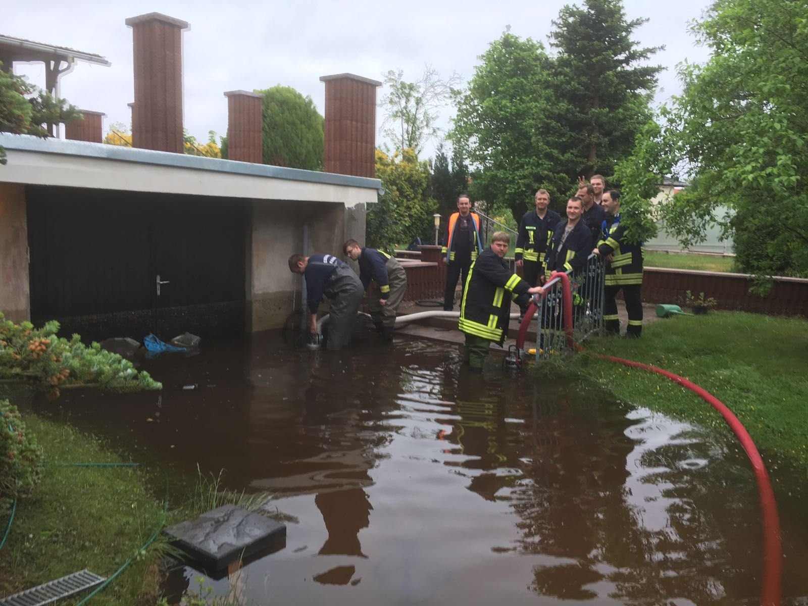 In Mosigkau muss die Feuerwehr überflutete Keller leer pumpen.