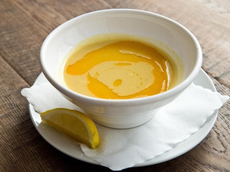 Lieber keine saure Sahne: Suppe lässt sich am besten mit Crème fraîche verfeinern. Foto: Andrea Warnecke
