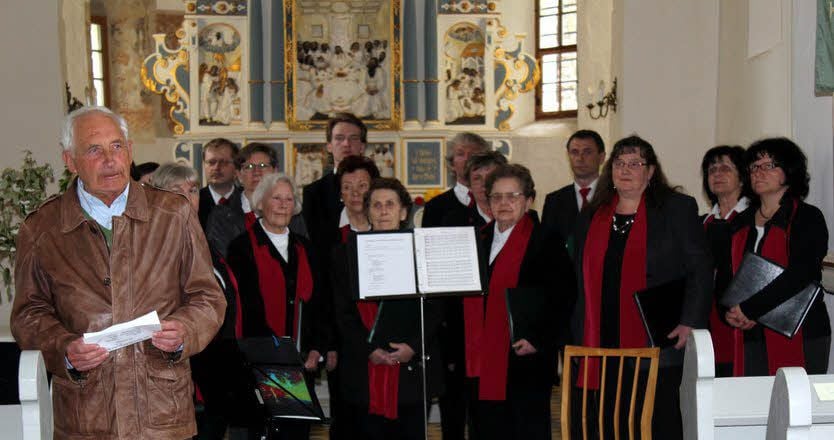 Volker Theilemann vom einladenden Förderkreis der Kirche Dautzschen begrüßt die Gäste des Konzertes.