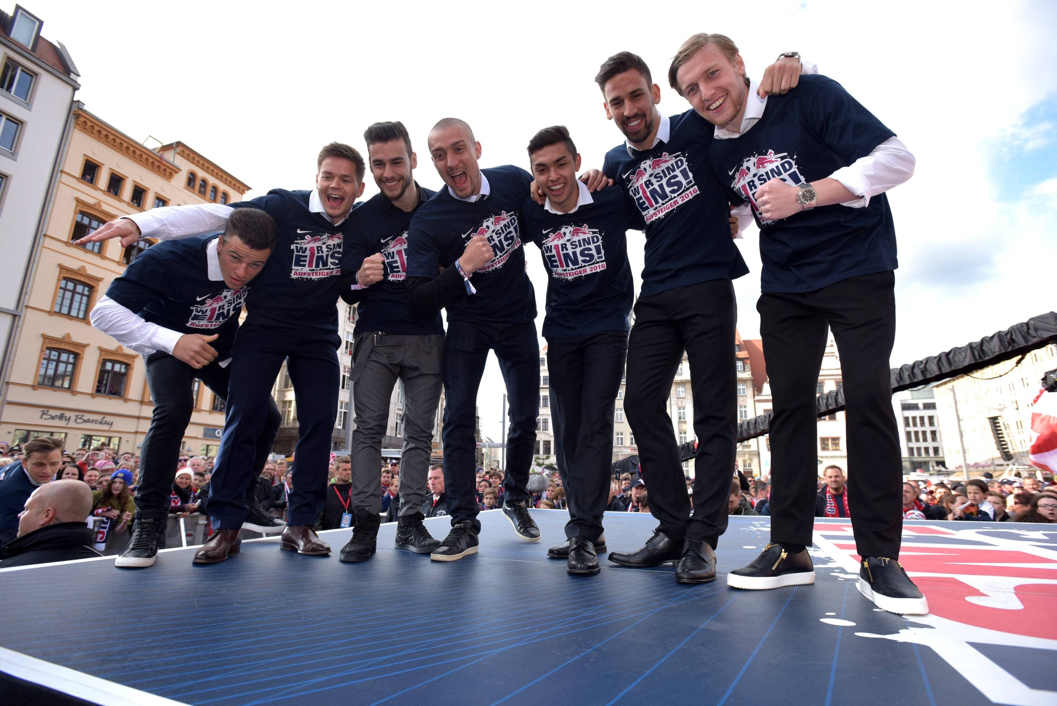 Diego Demme (RB 31), Dominik Kaiser (RB 24), Massimo Bruno (RB 14), Stefan Ilsanker (RB 13), John-Patrick Strauv? / Strauss (RB 2), Rani Khedira (RB 6), Emil Forsberg (RB 10) (l-r) bei der Aufstiegsfeier