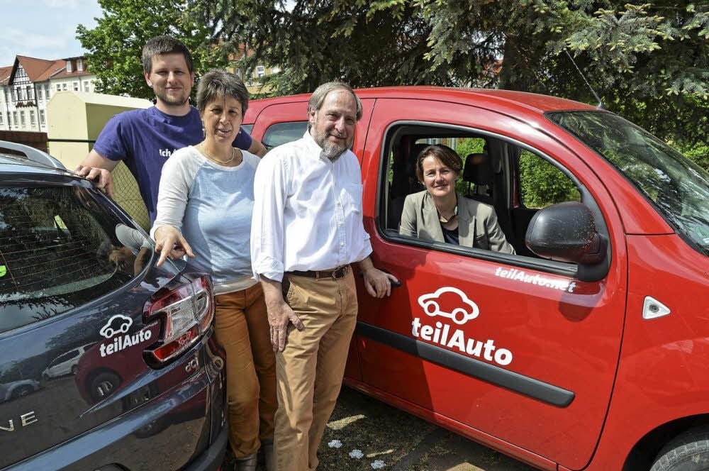 Torsten Bähr, Simone Tuschner, Rolf Dümcke und Christiane Schlonski freuen sich über die am Donnerstag eröffnete dritte TeilAuto-Station in Dessau.