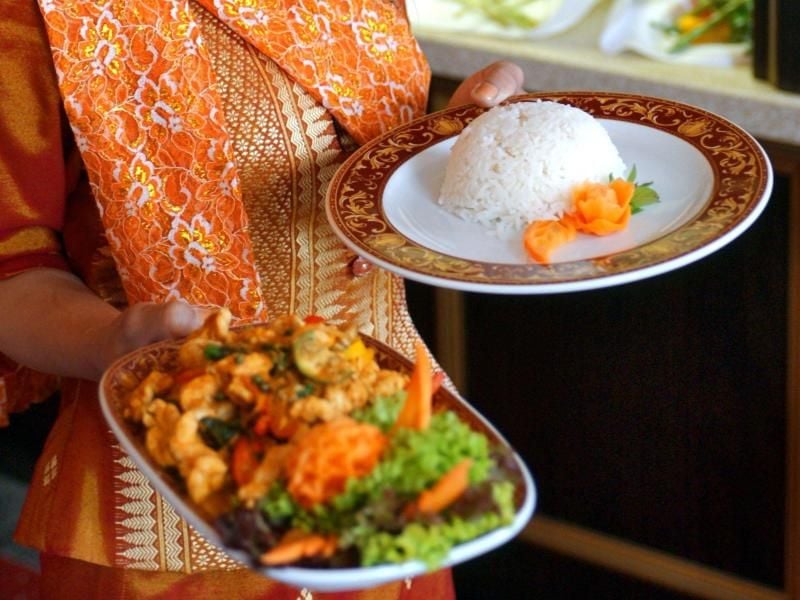 Auch wenn es so richtig lecker ist: Urlauber sollten sich gerade beim Abendessen den Magen nicht zu sehr vollschlagen. Foto: Jens Büttner