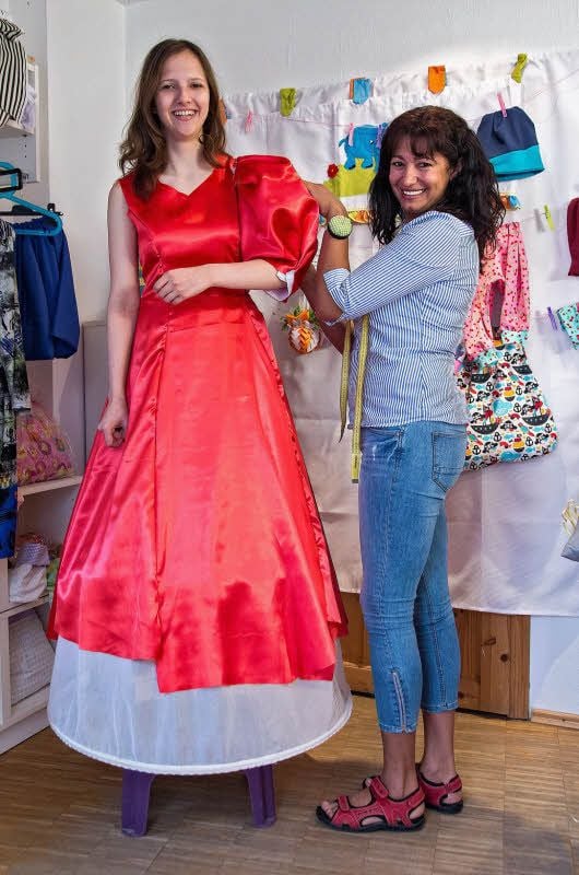 Marie-Sophie Hönsch bekommt ein neues Kleid von Lia Saraiva-Hilgarth geschneidert.