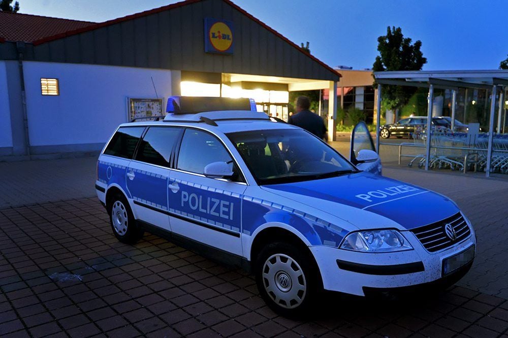 Die Polizei im Einsatz am Lidl in Aschersleben.