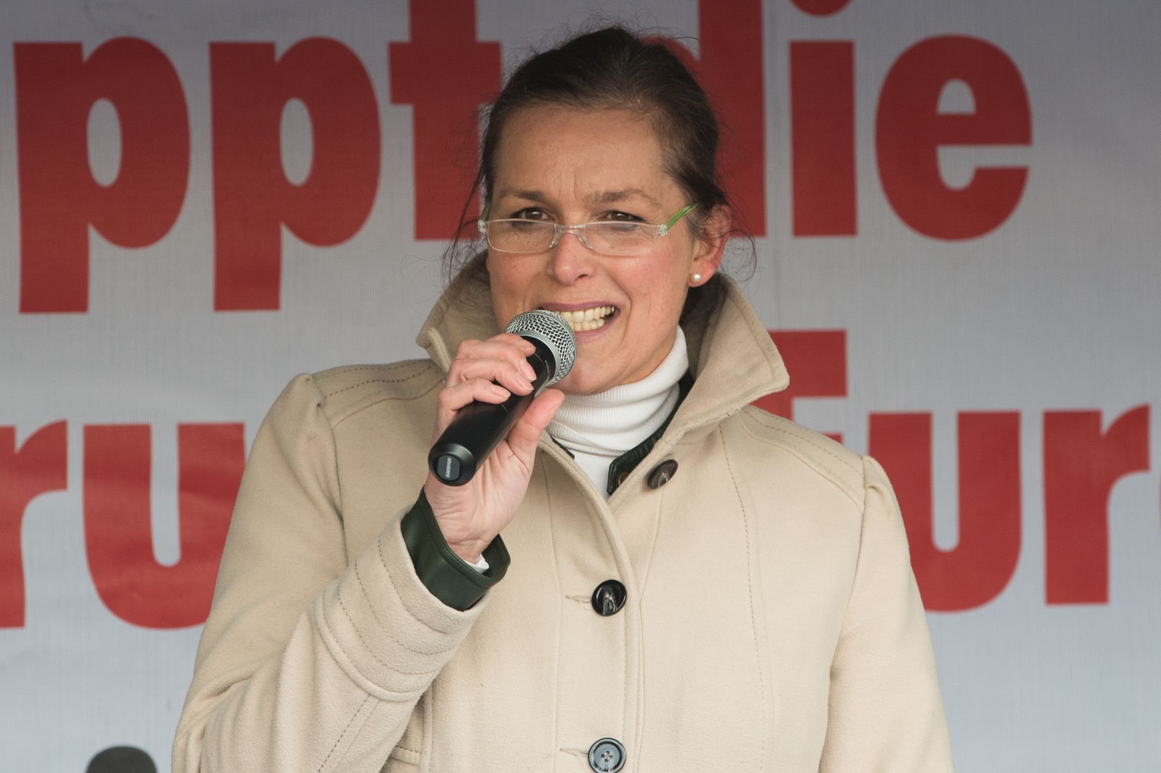 Die Pegida-Aktivistin Tatjana Festerling spricht während einer Kundgebung auf dem Altmarkt in Dresden.