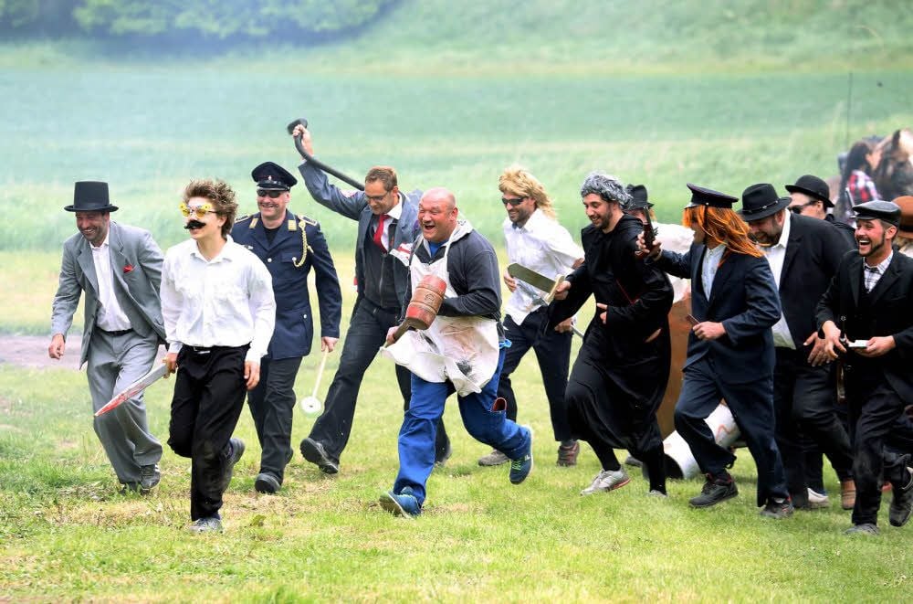 Sieg über die Räuber: Die Freude bei den Dorfbewohnern, dass sie ihren Ort zurück erobert haben, ist groß.