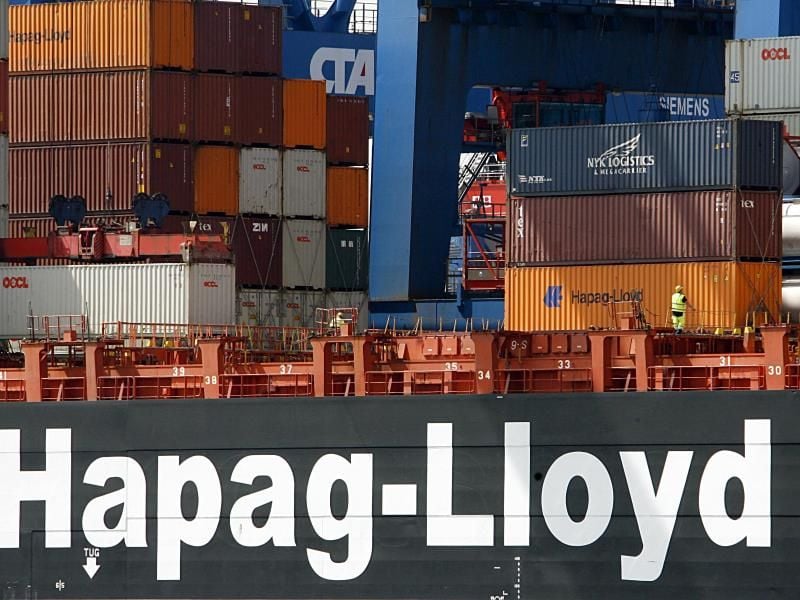 Ein Containerschiff der Reederei Hapag-Lloyd. Foto: Maurizio Gambarini/Archiv