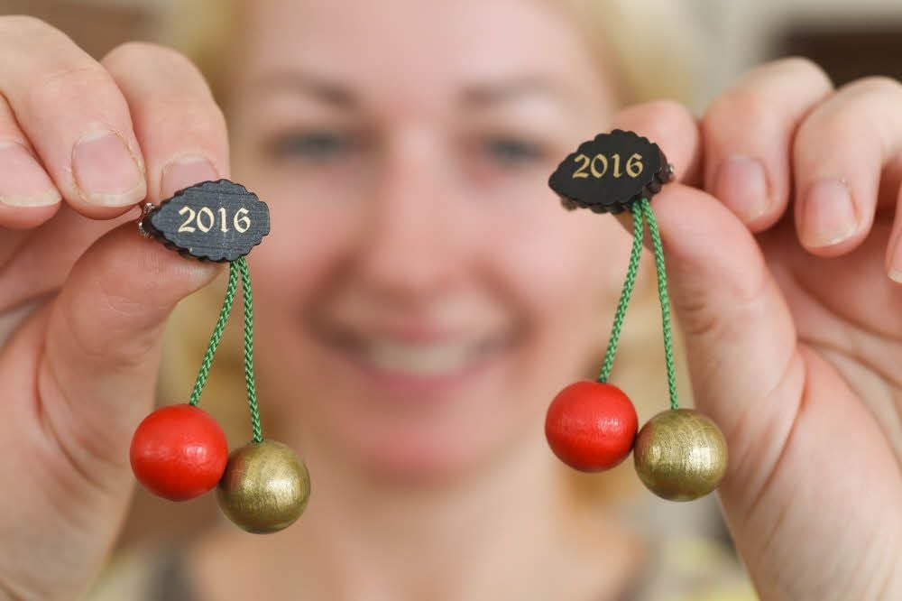 Anke Fritsche, im Naumburger Rathaus für Wirtschaftsförderung zuständig, präsentiert die 2016er Ansteckkirschen.