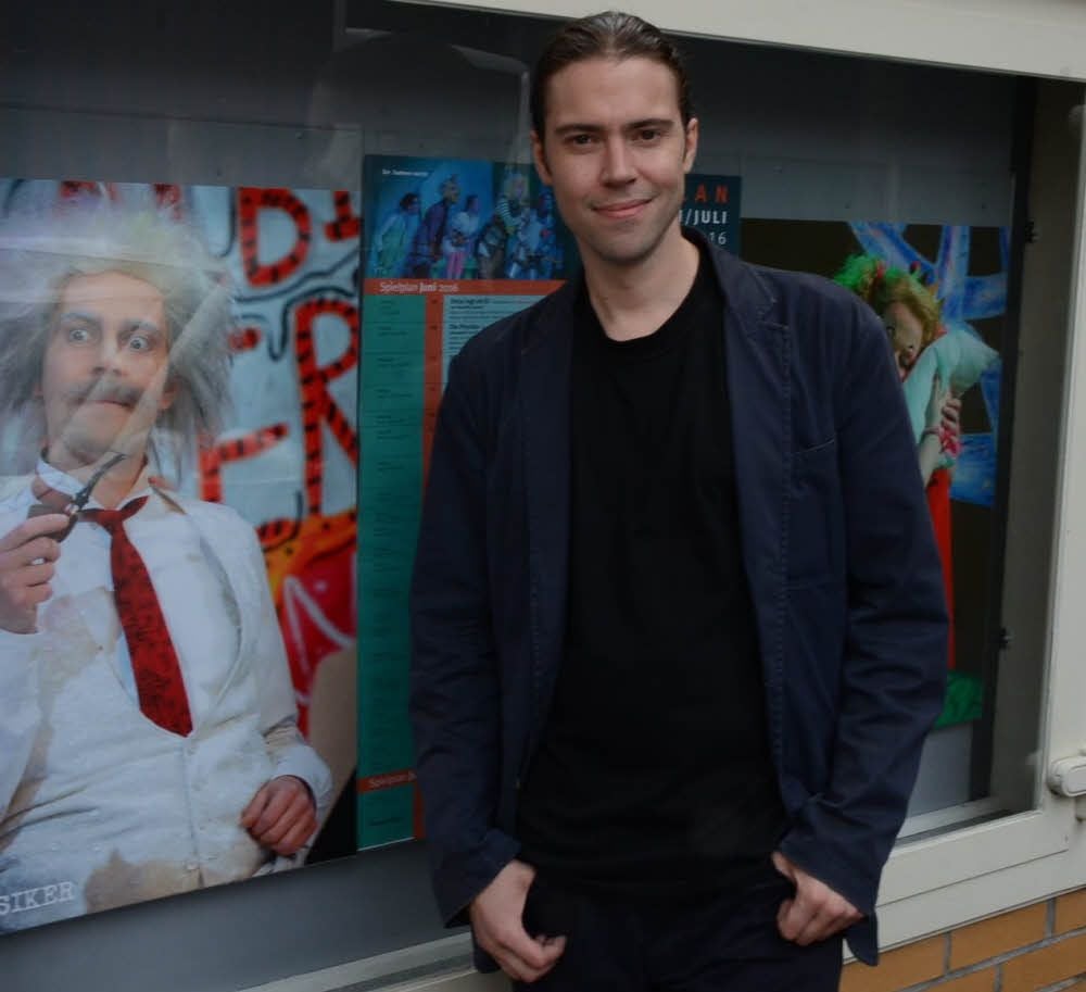 Christopher Wartig spielt unter anderem in „Die Physiker“ den Einstein. Hinter ihm das Plakat dazu.