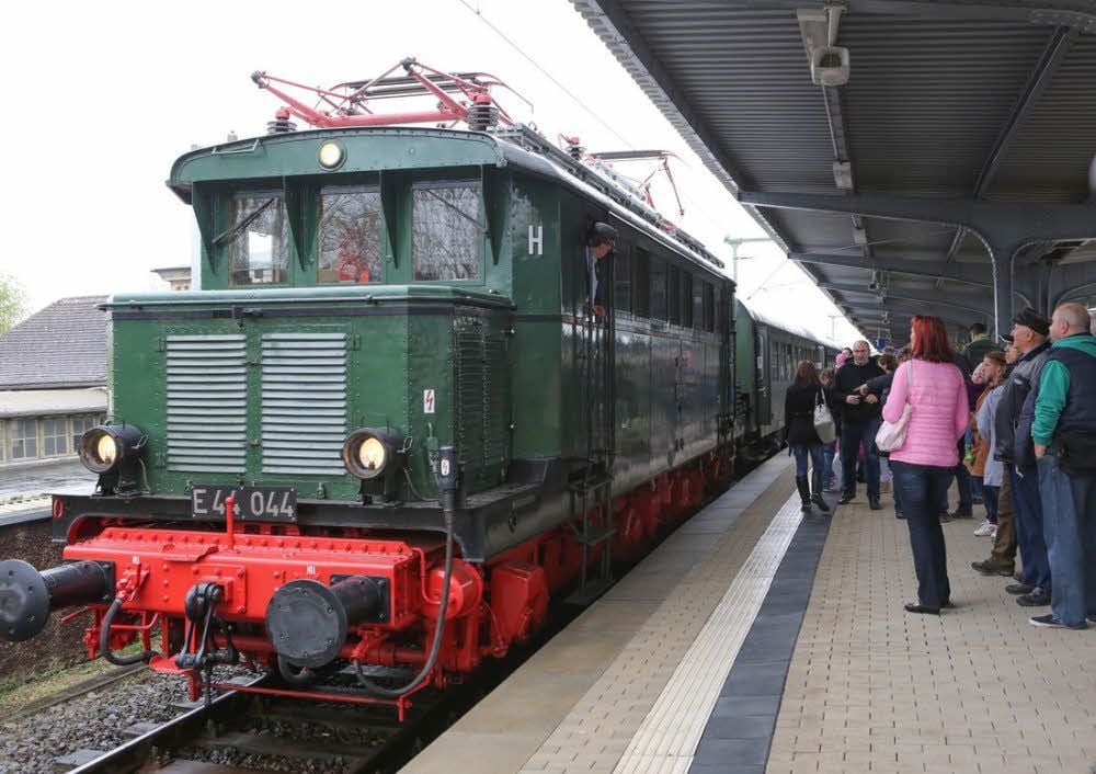 Pünktlich um 10.19 Uhr traf der Sonderzug am Samstagvormittag auf dem Weißenfelser Bahnhof ein. Im Vordergrund ist die Elektro-Lok vom Baujahr 1935 zu sehen.