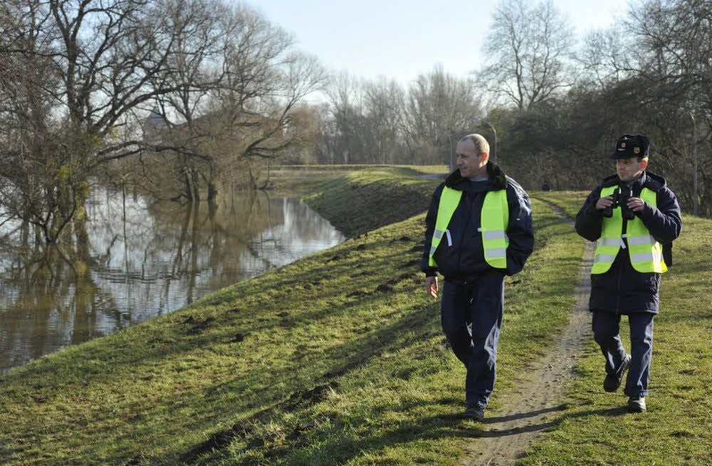 Deichwache während eines Hochwassers an der Elbe bei Aken
