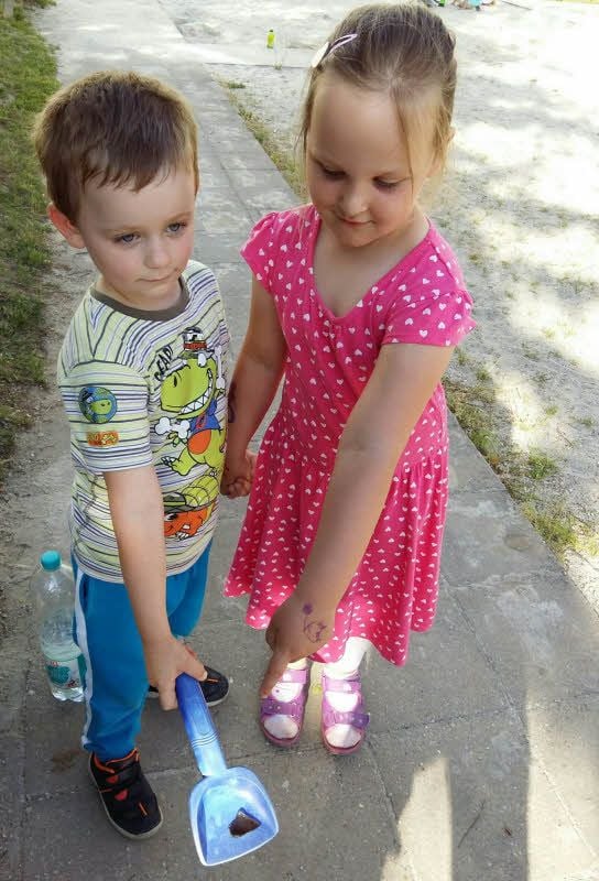 Jannik Rothe und Zoey Schulze haben Glas im Sand gefunden.
