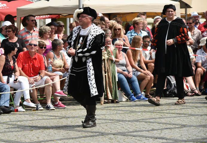 Verwirrt: Oberbürgermeister Bernward Küper (l.) und SPD-Stadtrat Andreas Sander auf dem Rückweg zur Markt-Bühne.